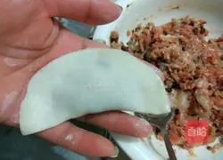 Illustration of how to make mushroom and pork dumplings 6