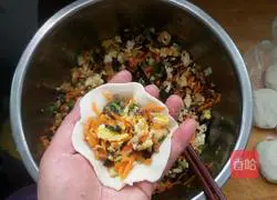 Illustration of how to make hot noodles and plain stuffed pot sticker dumplings 10