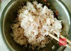 Illustration of how to make lotus root meat dumpling stuffing 13