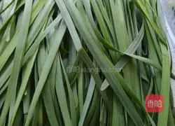 Illustration of how to make three fresh dumplings 1