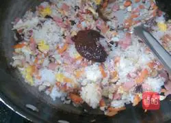 Illustration of how to make fried rice with mushrooms, ham and eggs 5