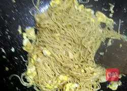 Illustration of how to make fried noodles with eggs 9