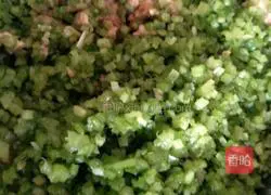 Illustration of how to make celery and pork dumplings 4