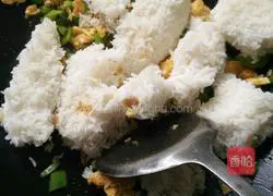 Illustration of how to make bell pepper fried rice 4