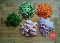 Illustration of how to make fried rice with bacon, mixed vegetables and eggs 1