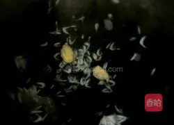 Illustration of how to make small wontons 5