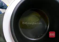 Illustration of how to make egg fried rice in rice cooker 3