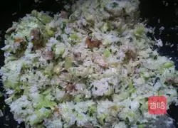 Illustration of how to make shrimp, pork and vegetable fried rice 15 