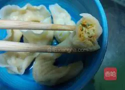 Illustration of how to make carrot and meat dumplings 12