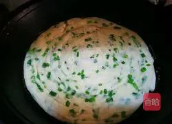 Illustration of how to make scallion pancake 8