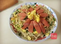 Illustration of how to make ham and egg fried noodles 9