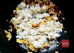 Illustration of how to make sausage and egg fried rice 5