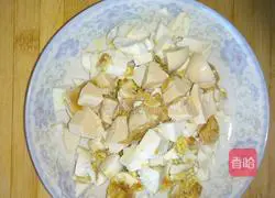 Illustration of how to make salted egg and stir-fry fried rice 2