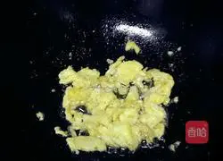 Illustration of how to make ham and egg fried rice 1