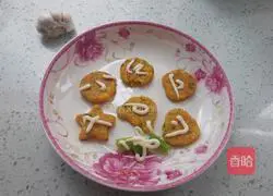 Illustration of how to make salad rice, carrot and egg pancake 13