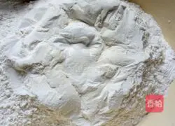 Illustration of how to make pork and lotus root stuffed buns 2