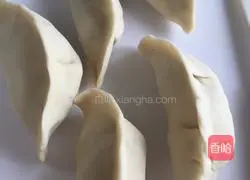 Illustration of how to make celery and carrot vegetarian dumplings 6