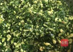 Illustration of how to make leek, meat and egg dumplings 4