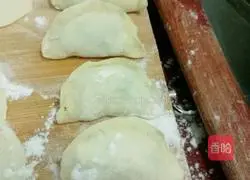 Illustration of how to make pork and green onion dumplings 3