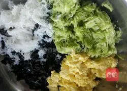 Illustration of how to make zucchini stuffed buns 7