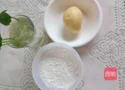 Illustration of how to make shredded potato pancakes 1