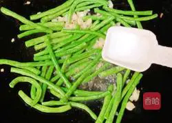 Illustration of how to make shredded pork, beans and fried rice noodles 12