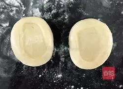Illustration of how to make soft pancake rolls 5