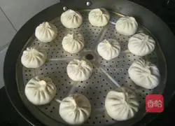Illustration of how to make steamed buns stuffed with dried radish and vegetables 14