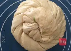 Illustration of how to make scallion golden cake 7