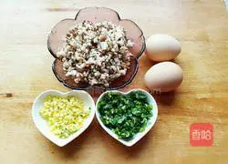 Illustration of how to make wonton stuffing 3