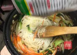 Saute Illustration of how to make rice noodles 22