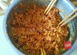 Illustration of how to make mutton and carrot stuffed dumplings 1