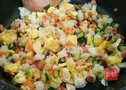 Illustration of how to make colorful egg fried rice 7