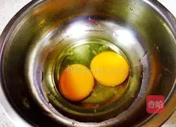 Illustration of how to make egg cake skin 1