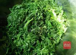 Illustration of how to make wild vegetable and big meat dumplings 1