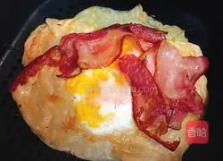 Illustration of the frying pan version [Bacon and Egg Hand Pancakes] 2