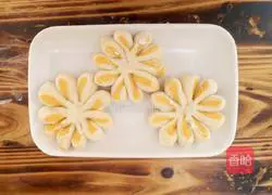Illustration of how to make pumpkin pattern steamed buns 3