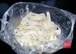 Illustration of how to make minced pork noodles 1