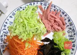Illustration of how to make fried noodles with eggs, ham and vegetables 1