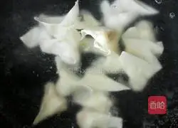 Illustration of how to make small wontons in clear soup 3