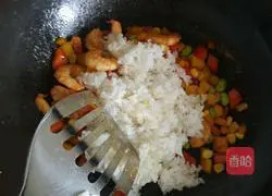 Illustration of how to make shrimp and pepper fried rice 6