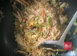 Illustration of how to make stir-fried noodles with eggs and vegetables 4
