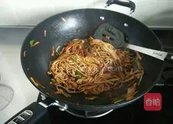 Illustration of how to make fried noodles with bacon and mixed vegetables 13