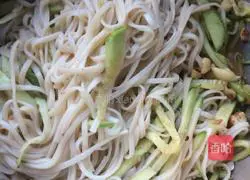 Illustration of how to make simple cold noodles at home 12