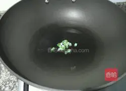 Illustration of how to make fried rice with peas and shrimps 4