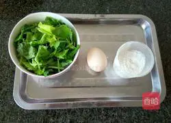 Illustration of how to make celery leaf egg pancake 1