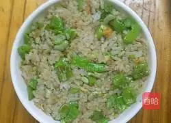 Illustration of how to make green beans and salted duck egg fried rice 10