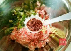 Illustration of how to make lotus root meat dumpling stuffing 5