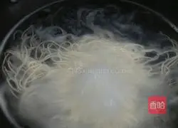 Illustration of how to make fried noodles with three shredded eggs 2