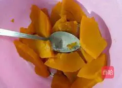 Illustration of how to make pumpkin steamed buns 1